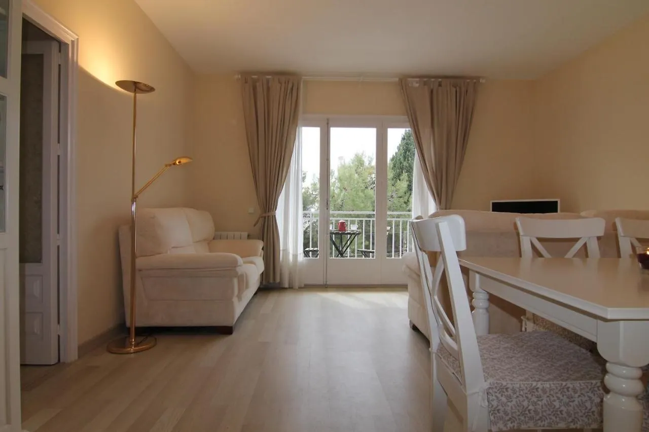 Rubi: Luminoso Apartamento A 1 Minuto De La Playa Sitges